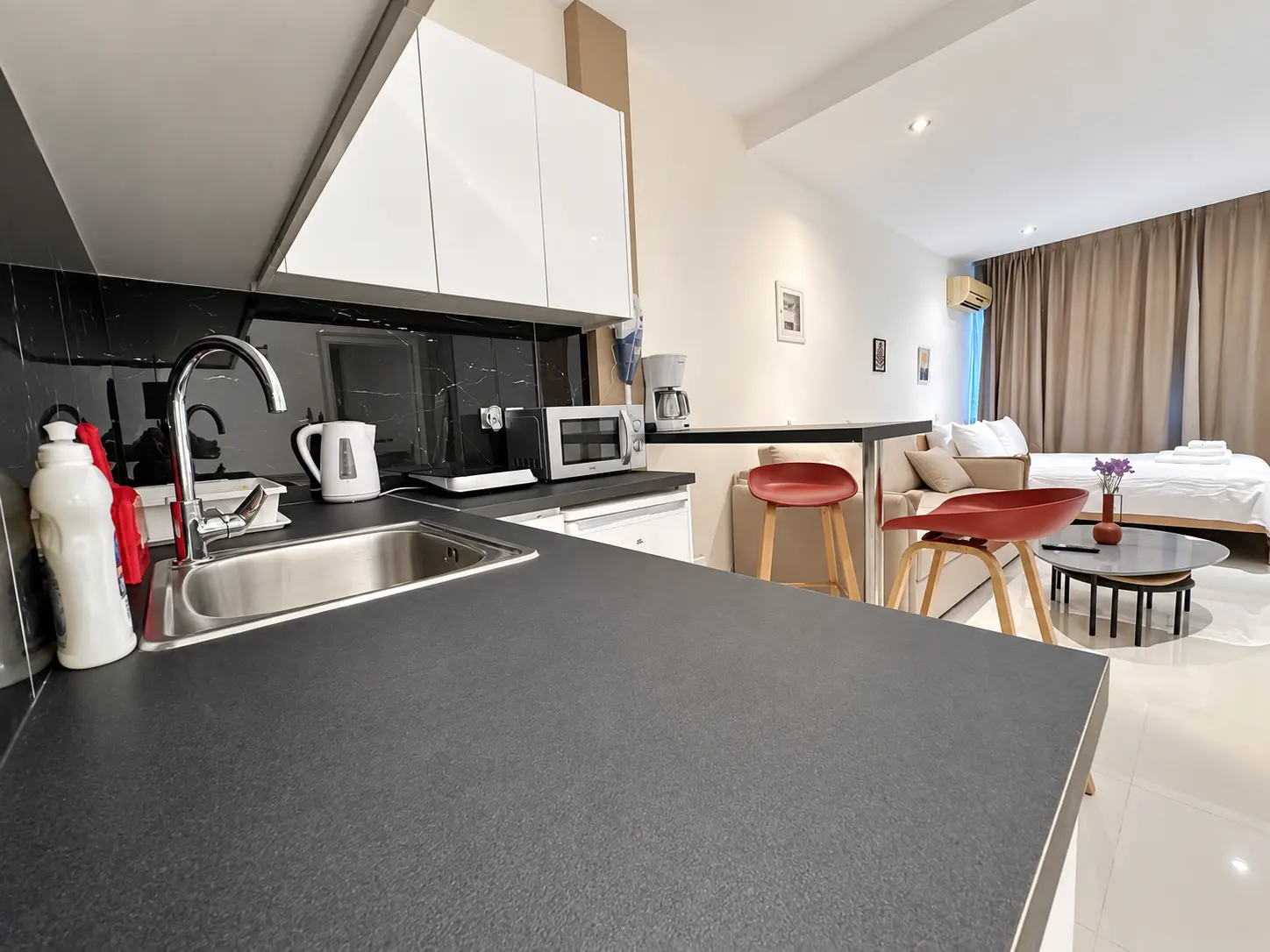Complete fitted kitchen and open-plan room
